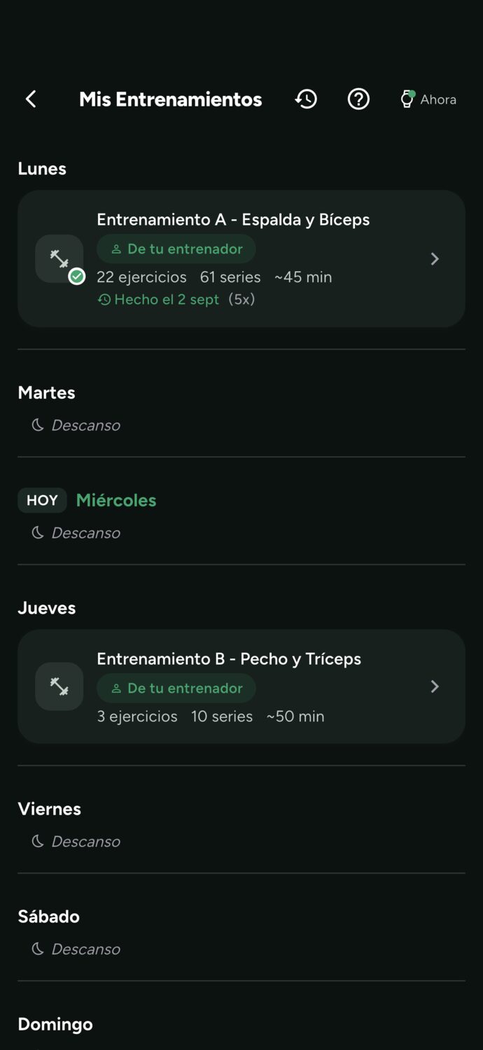Pantalla Mis Entrenamientos del alumno: la semana con el entrenamiento de hoy destacado, cada uno con número de ejercicios, series y duración