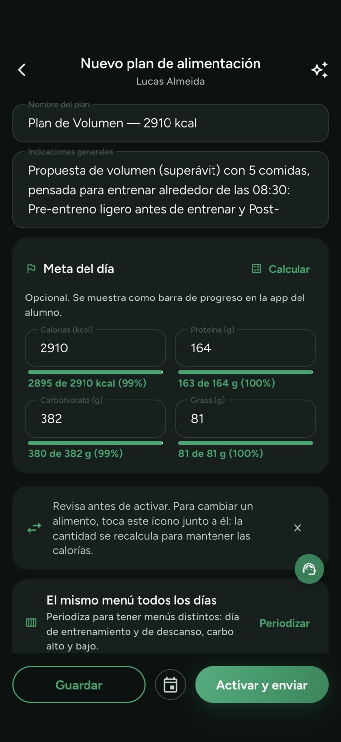 Menú generado por inteligencia artificial en el editor de Trainer Connect, con las metas de calorías, proteína, carbohidratos y grasas cumplidas