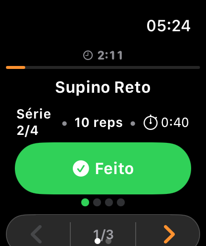Apple Watch führt das Training aus: Bankdrücken, Satz 2 von 4, 10 Wiederholungen und der Button „Fertig“
