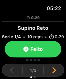 Apple Watch führt das Training aus: Bankdrücken, Satz 1 von 4, 10 Wiederholungen und der Button „Fertig“